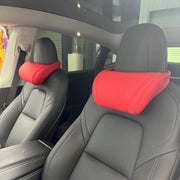 Accessoires Tesla Model Y, coussins appuie-tête rouges montés.