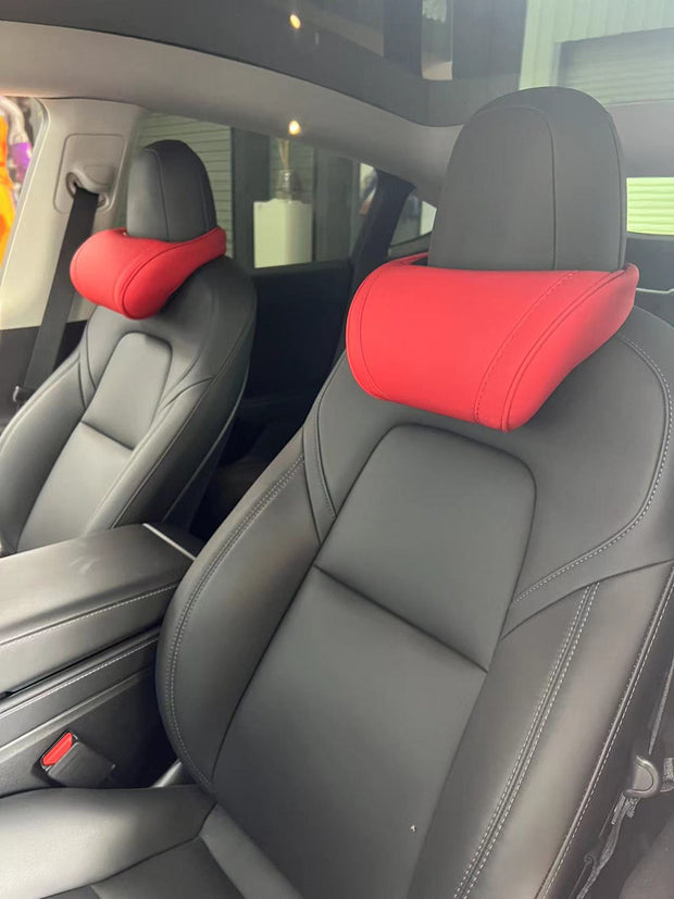 Accessoires Tesla Model 3, 2 coussins appuie-tête rouges en situation.